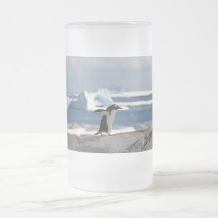 Penguin in front of an ice arch mattglas bierglas