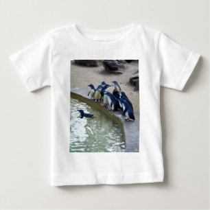 Penguin Relay: Pinguin Schwimm-Mannschaft, Baby T-shirt