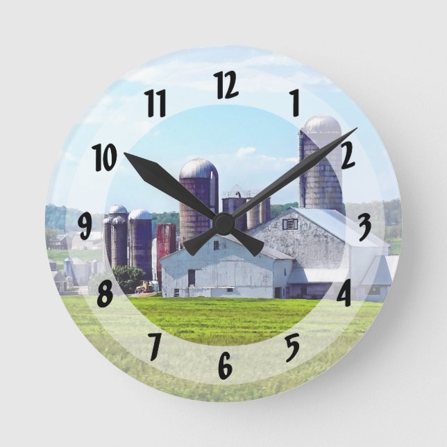 Pennsylvania-Farm mit Silos Runde Wanduhr (Vorderseite)