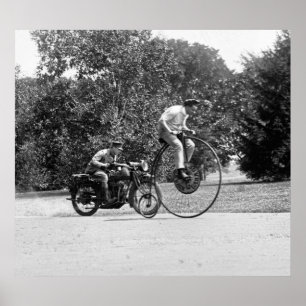 Penny Farthing vs. Motorcycle in den 1920ern Poster
