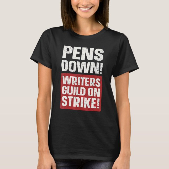 Pens Down Writers Guild On Strike Anti AI Chatbots T-Shirt (Vorderseite)