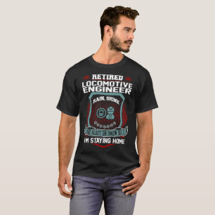 Pensionierter Fahrzeugingenieur, der Zuhause T-Shirt