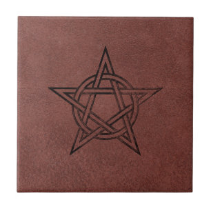 Pentagram - heidnisches magisches Symbol auf rotem Fliese