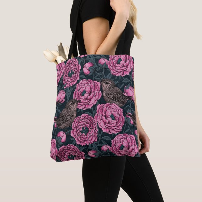 Peonies und Warnen auf dunkelgrau (Von Nahem)