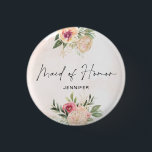 Peony and Gold Foil Bloom Trauzeugin Abzeichen Button<br><div class="desc">Dieses individuell anpassbare Trauzeugin-Abzeichen wurde für die Koordination mit unserer Peony and Gold Kollektion entwickelt und verfügt über üppige Rosa- und Goldpeony-Blume mit grünem Blattwerk auf einem Aquarellhintergrund. Für eine erweiterte Anpassung dieses Designs, z.B. das Ändern des Layouts, des Schriftartes oder der Textgröße, klicken Sie bitte auf den obigen Button...</div>