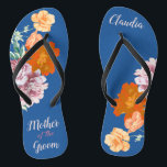 Peony Floral Mutter der Groom Blue Wedding Flip Flops<br><div class="desc">Dieses wünschenswerte Flip-Flops-Paar zeichnet sich durch ein ästhetisches Retro-Muster von wunderschönen Blume aus der Peonie auf dem blauen Hintergrund und durch die wechselnde Typografie "Mutter des Bräutigams" aus. Diese personalisierten und eleganten Flip Flops sind ein unvergessliches Geschenk für Hochzeitsfeier: Braut, Brautjungfrauen, Brautmutter, Trauzeugin... Sie fügen Ihrem Hochzeitstag, Junggeselinnen-Abschied oder anderen...</div>