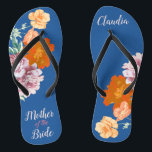 Peony Floral Something Blue Wedding Flip Flops<br><div class="desc">Dieses wünschenswerte Flip-Flops-Paar zeichnet sich durch ein ästhetisches Retro-Muster von wunderschönen Blume aus der Peonie auf dem blauen Hintergrund und durch die wechselnde Typografie "Mutter der Braut" aus. Diese personalisierten und eleganten Flip Flops sind ein unvergessliches Geschenk für Hochzeitsfeier: Braut, Brautjungfrauen, Brautmutter, Trauzeugin... Sie fügen Ihrem Hochzeitstag, Junggeselinnen-Abschied oder anderen...</div>