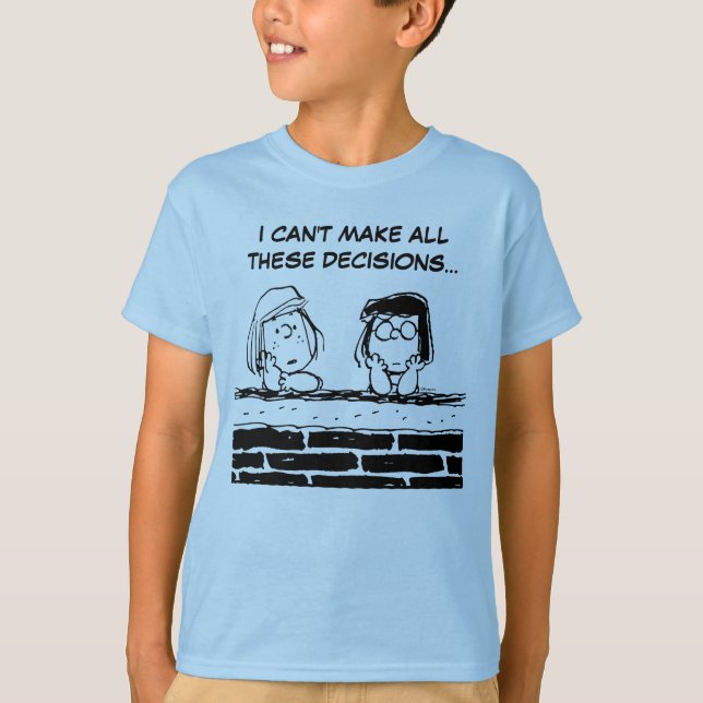 Peppermint Patty & Marcie an der Mauer T-Shirt (Vorderseite)