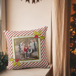 Peppermint Stripe Holly Farmhouse Foto Weihnachten Kissen<br><div class="desc">Dieser lustige, schöne rote und cremefarbene Pfefferminzstreifen und handgemalte künstlerische heilige Design wird mit einem subtilen Imitat goldenen Farbton Spritzer für genau die richtige Vintage Touch betont. Dieses trendige Kissen mit Doppelrahmen in Creme und dunkelolivgrün in der Mitte bietet Ihnen die Möglichkeit, Ihr liebstes Weihnachtsgebäck zu platzieren. Es ist das...</div>