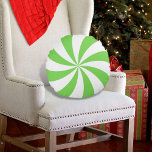 Peppermint Swirl Grün Weißes Rundkissen Rundes Kissen<br><div class="desc">Fügen Sie dieses süße Peppermint Swirl Green White Round Kissen zu Ihrem Urlaubsstil hinzu.</div>