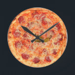 Pepperoni Pizza Time Runde Wanduhr<br><div class="desc">Spaß Neuheit Wege zu sagen,  die Zeit .. Pizzawall-Pepperoni von Ricaso™</div>