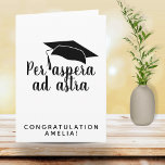 Per aspera ad astra Latin Quote Abschluss Karte<br><div class="desc">Per aspera ad astra Latin Quote Black Script Abschluss Card. Ein beliebtes lateinisches Zitat bedeutet Durch Härten zu den Sternen ist gut für einen Absolventen. Trendy schwarze Skript und schwarze Graduierung Cap. Gratulieren Sie den Absolvent der High School,  Uni oder Universität und fügen Sie den Namen.</div>