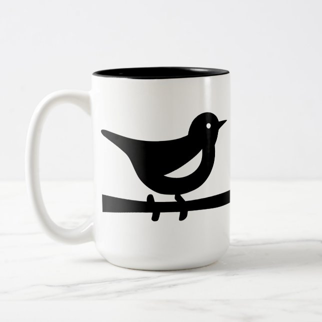 Perched Bird on Branch in Monochrome Zweifarbige Tasse (Links)