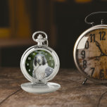 Peregrine Falcon Bird of Prey Taschenuhr<br><div class="desc">Klassische und stilvolle Taschenuhr mit weißen Ziffern,  die das Foto eines hübschen Peregrine Falken zeigt. Wählen Sie aus Gold oder Silbermetall. Macht ein elegantes Geschenk!</div>