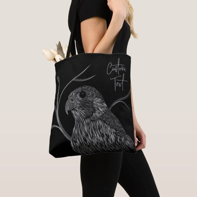 Peregrine Falcon in Baumzweigen mit Handschrift (Von Nahem)