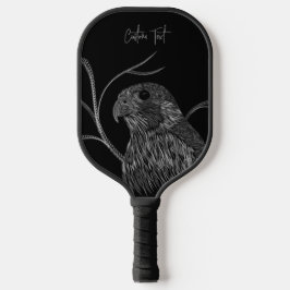 Peregrine Falcon in Baumzweigen mit Handschrift Pickleball Schläger