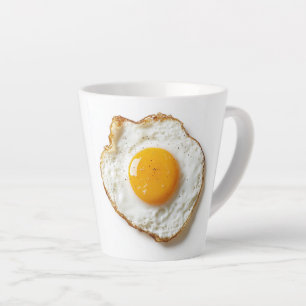 Perfekt gefriertes Ei mit knusprigen Kanten und Go Milchtasse