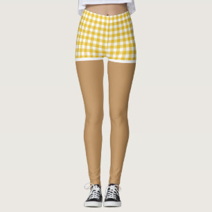 Perfekte Beine in modernen gelben Gingham-Shorts Leggings