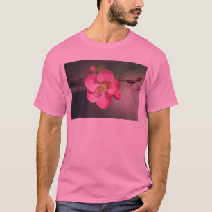 Perfekte rosa blühende Quitte T-Shirt