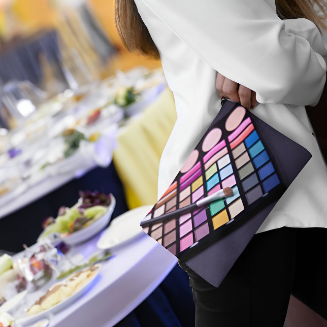 Perfekter, selbstständiger Makeup-Künstler für kle Zubehörtasche (Perfect Small Business Self Employed Makeup Artist Accessory Pouch Woman Holding Bag At A Wedding)