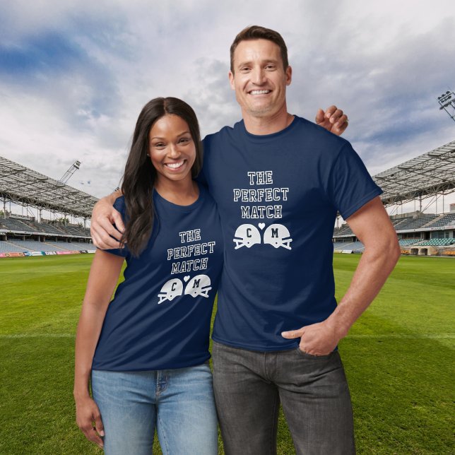 Perfektes Match Football Couple Monogram Valentine T-Shirt (Von Creator hochgeladen)