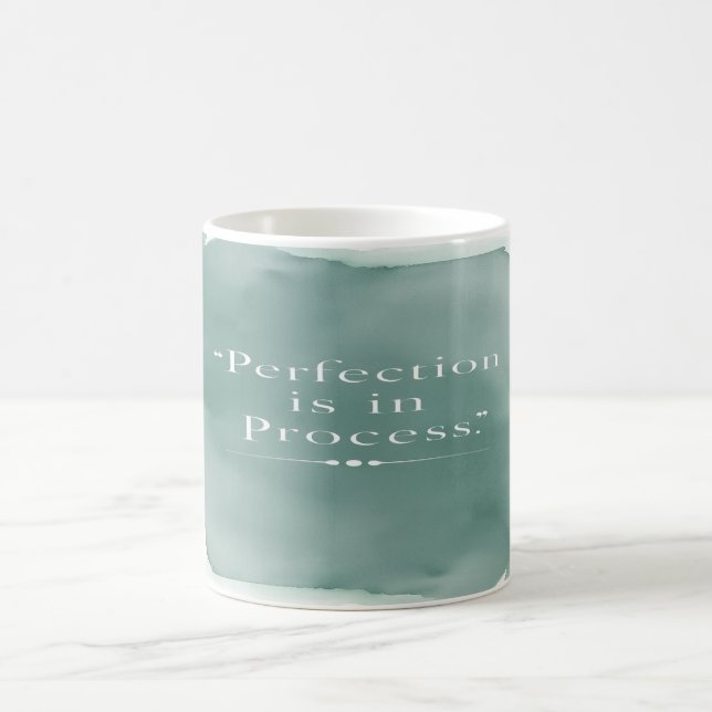 Perfektion ist im Prozess Option 3 Kaffeetasse (Mittel)