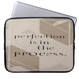 Perfektion ist in der Prozessoption 4 Laptopschutzhülle