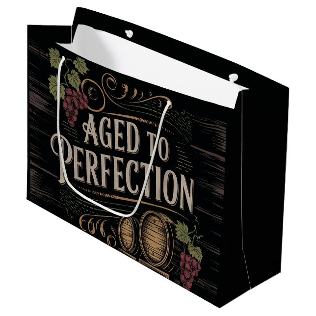 Perfektioniert mit rustikalem Barrel Theme Design Große Geschenktüte (Vorderseite Schrägansicht)