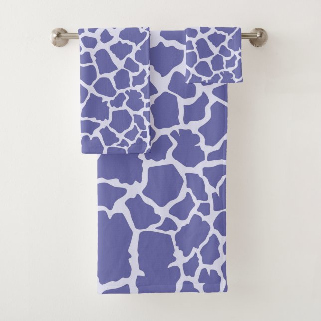 Periwinkle Giraffe Print Badhandtuch Set (Insitu)
