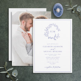 Periwinkle Leafy Wappen Monogram Foto Wedding Einladung