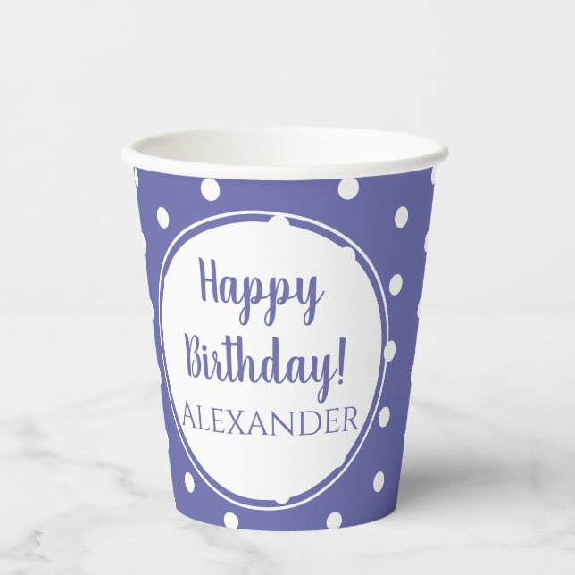 Periwinkle Modern Polka Dots Name Happy Birthday Pappbecher (Vorderseite)