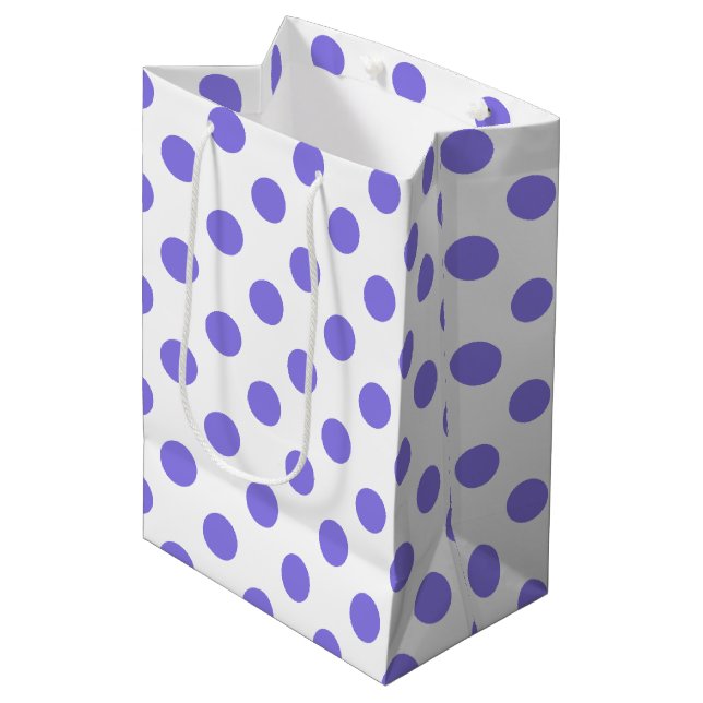 Periwinkle-Polka-Punkte Mittlere Geschenktüte (Vorderseite Schrägansicht)