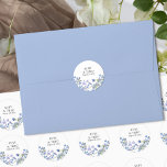 Periwinkle Wildblume Hochzeit Braut und Gräuelname Runder Aufkleber<br><div class="desc">Wildblume Hochzeitsaufkleber mit Braut- und Bräutigam-Namen, Hochzeitstag und wilde Blume. Dieses hübsche Blumendesign hat zarte und feminine Wildblumen in einer romantischen, sanften Farbpalette aus Lilie, Perwinkle, blassem lila, Lavendel und Blau. Ideal für Frühjahr und Sommer Hochzeit. Für die Koordinierung von Einladungen, Schreibwaren, Schildern und Dekorationen während der Veranstaltung, schauen Sie...</div>