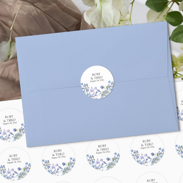 Periwinkle Wildblume Hochzeit Braut und Gräuelname Runder Aufkleber (Bride and Groom Name Stickers from my Lilac + Periwinkle Wildflower Wedding Collection)