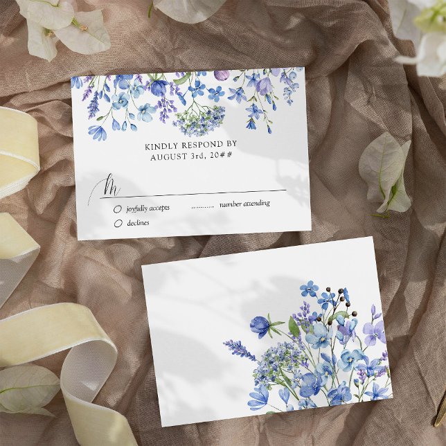 Periwinkle Wildblume Hochzeit zartes Blumengestein RSVP Karte (Floral Wedding RSVP Card from my Lilac + Periwinkle Wildflower Wedding Collection)