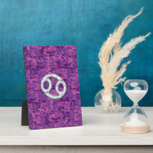 Perle wie Krebs Zodiac Sign auf der digitalen Camo Fotoplatte