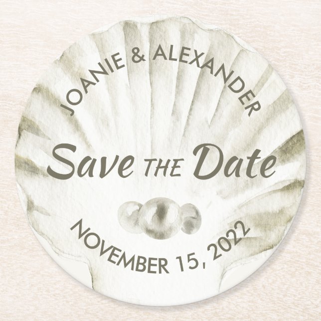Perlen auf der weißen Scallop-Muschel Save the Dat Runder Pappuntersetzer (Vorderseite)