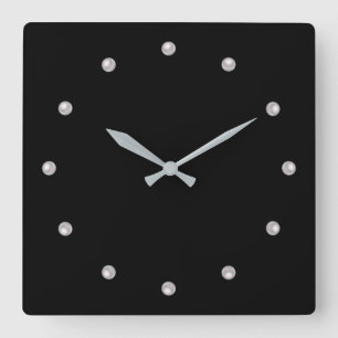 Perlen auf schwarzem Hintergrund. Quadratische Wanduhr