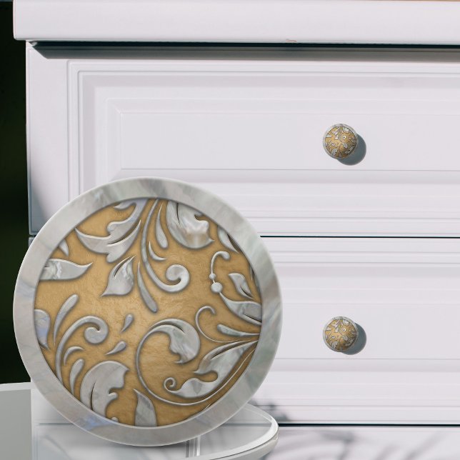 Perlen-Scrollwerk auf pastellfarbenem Gold Keramikknauf (Von Creator hochgeladen)