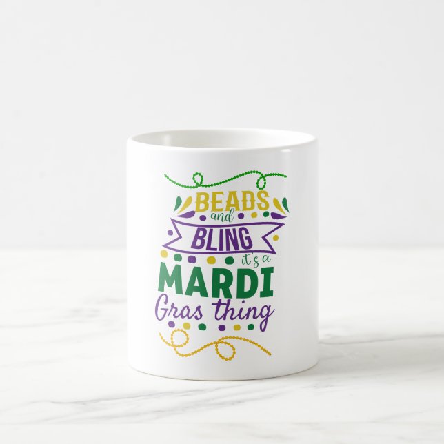 Perlen und Bling ist ein Mardi Gras Ding Kaffeetasse (Mittel)