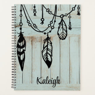 Perlen und Federn auf gewitterten Blue Barn Boards Planer