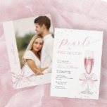 Perlen und Prosecco Foto Bridal Dusche Einladung<br><div class="desc">Dieses elegante Interieur besticht durch ein rosa Champagnerglas, das mit einem rosa Bogen und Perlen geschmückt ist und auf der Rückseite ein individualisierbares Foto der Braut oder des Paares aufweist. Das Aquarell-Design und die schicken Glaselemente verleihen dem Brautbrunch oder Brunch und Blasenfeiern eine Touch der Eleganz. Fügen Sie Ihre Veranstaltungsdetails...</div>