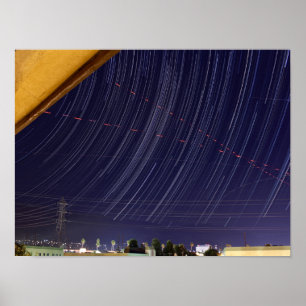 Perseid-Sternspuren über Stadtlichtern Poster