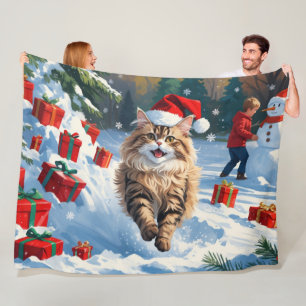 Perserkatze sitzt im Schnee mit Weihnachtsmütze Fleecedecke