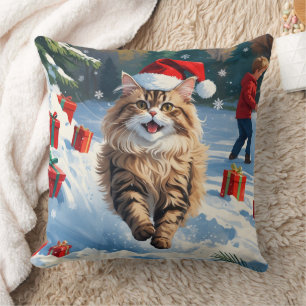 Perserkatze sitzt im Schnee mit Weihnachtsmütze Kissen