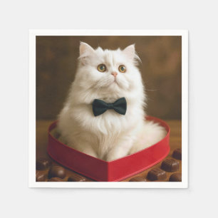 Perserkatze zum Valentinstag in einer Herz-Schacht Serviette