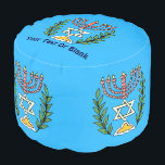 Persian Magen David Menorah Hocker<br><div class="desc">Dieses Bild wurde aus einer antiken persischen jüdischen Fliese mit einer Menorah mit einem Magen David (Stern von David) gerahmt von Olivenzweigen. Die Unvollkommenheiten des originalen,  handbemalten Bildes wurden bewahrt. Fügen Sie oben Ihren eigenen Text hinzu.</div>