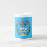 Persian Magen David Menorah Prozellantasse<br><div class="desc">Dieses Bild wurde aus einer antiken persischen jüdischen Fliese mit einer Menorah mit einem Magen David (Stern von David) gerahmt von Olivenzweigen. Die Unvollkommenheiten des originalen,  handbemalten Bildes wurden bewahrt.</div>