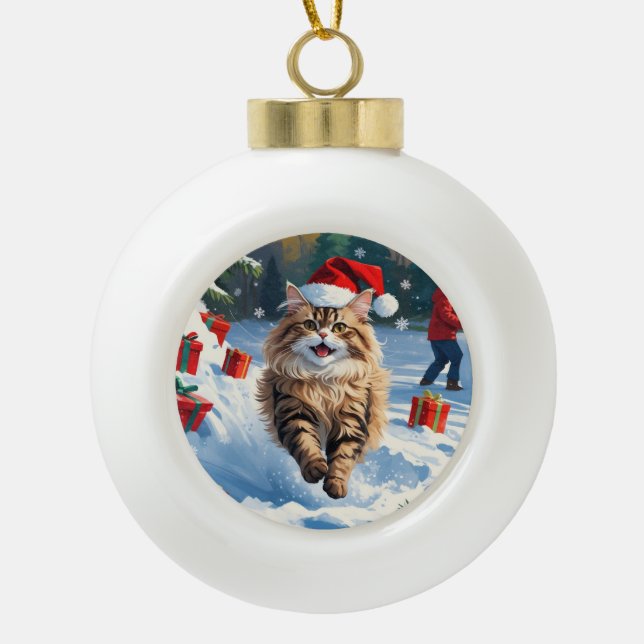 Persische Katze sitzt im Schnee mit Weihnachtshut Keramik Kugel-Ornament (Vorderseite)