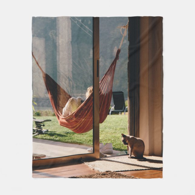 Person auf brauner Schaukel Fleecedecke (Vorderseite)